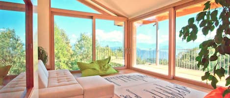 living room with marvelous mountain view 