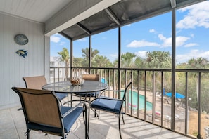 Outdoor dining on the lanai