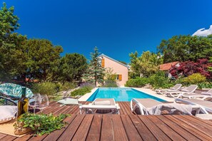 Heated pool with 6 deck chairs and 2 relaxing chairs
