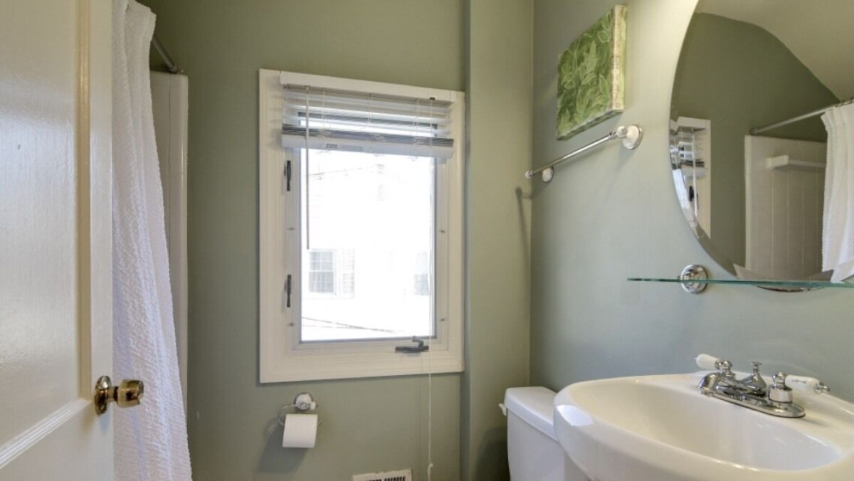Charming Home Minutes from Downtown Rockville