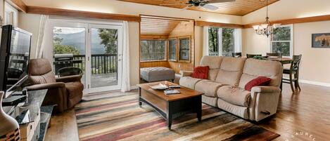 The beauty of the Smokies permeates the living area of Bear Paw.
