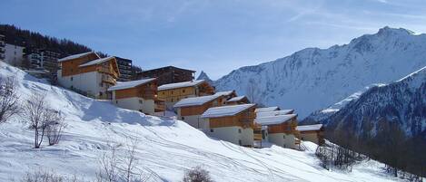 Le chalet bénéficie d'une vue dégagée sur les montagnes.