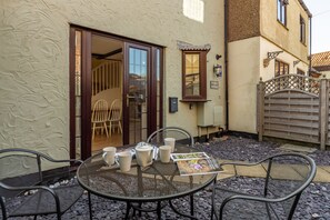 Crabpot Cottage, East Runton: Dine al fresco