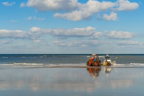 Crabpot Cottage, East Runton: The golden, sandy beach runs east and west to West Runton and to Cromer