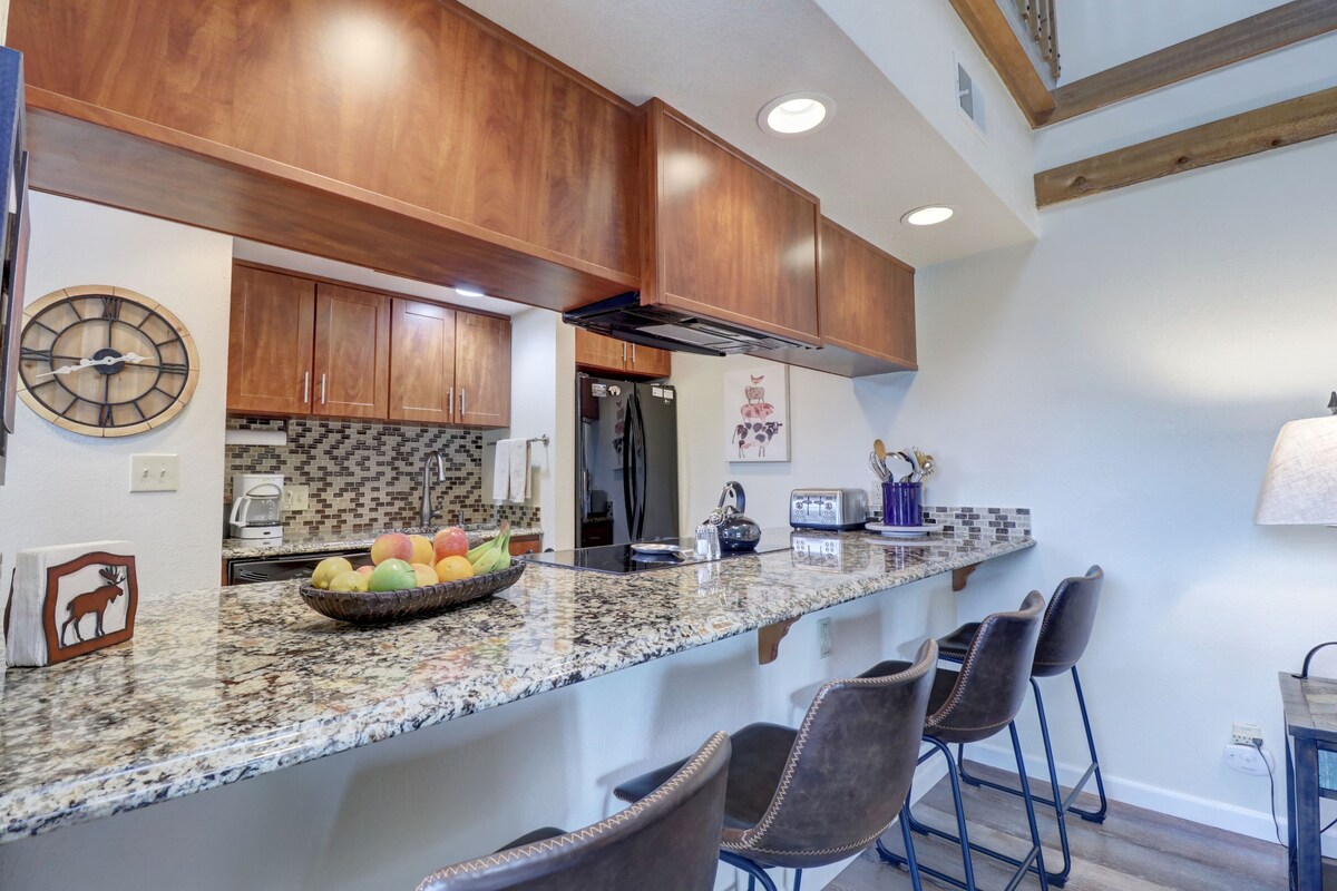 NEW! Condo in Gorgeous Mountain Setting. Outdoor Hot Tubs & Stunning Summer Views. 201C