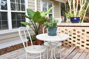 Front porch with grill 