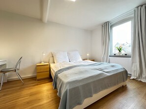 Schlafzimmer mit Doppelbett