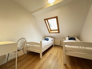 Schlafzimmer mit zwei Einzelbetten