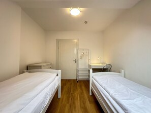 Schlafzimmer mit zwei Einzelbetten