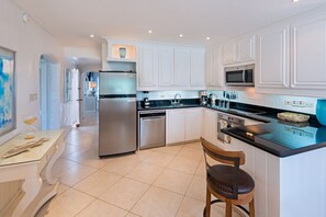 Glitter Bay Estate 310-Coral Isle: Kitchen