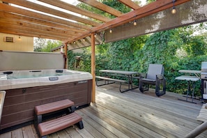 Deck | Hot Tub | Gas Grill | Dining Table