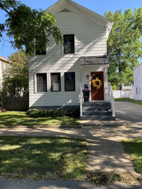 Cozy Farmhouse with off street parking