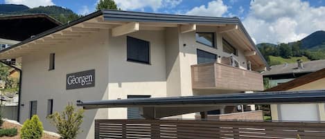 Cloud, Sky, Plant, Property, Building, Window, Wood, House, Land Lot, Neighbourhood