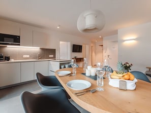 Table, Meubles, Propriété, Bâtiment, Cabinetry, Chaise, Cuisine, Design Intérieur, Éclairage, Comptoir
