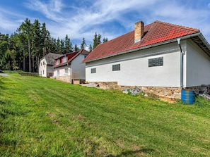 Himmel, Wolke, Pflanze, Gebäude, Fenster, Baum, Haus, Natürliche Landschaft, Grundstueck, Holz