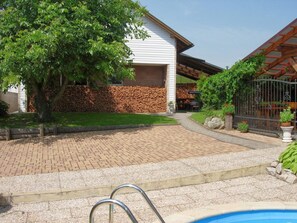 Pflanze, Gebäude, Himmel, Baum, Haus, Schatten, Grundstueck, Strassenbelag, Gras, Wohngebiet