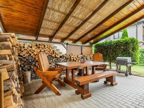 Pflanze, Tabelle, Tisch Im Freien, Holz, Gartenmöbel, Interior Design, Außenbank, Schatten, Baum, Gebäude