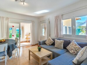 Wohnzimmer, Zimmer, Eigentum, Möbel, Interior Design, Gebäude, Kaffetisch, Grundeigentum, Tabelle, Decke