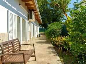 Plante, Bâtiment, Ombre, Extérieur Banc, Surface De La Route, Arbre, Bois, Herbe, Zone Résidentielle, Loisir