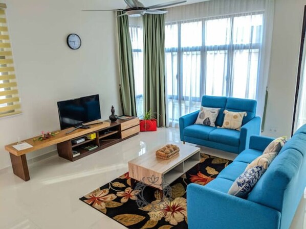 Ground floor: Relax in our living area with 40" TV - with Air conditioning 
