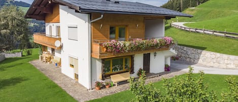 Außenseite Ferienhaus [Sommer]