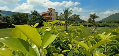 Deluxe Room @ Resorts in Pushkar Close to Lake and Market 