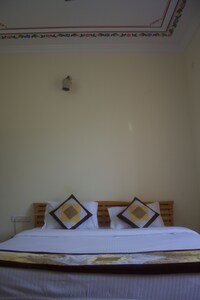 Deluxe Room @ Resorts in Pushkar Close to Lake and Market 