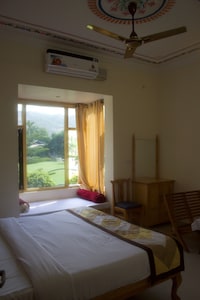 Deluxe Room @ Resorts in Pushkar Close to Lake and Market 