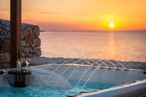 Outdoor spa tub