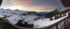 Vue sur les Alpes avec couché de soleil depuis le balcon