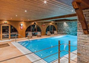 Piscine chauffée (dans le chalet adjacent)