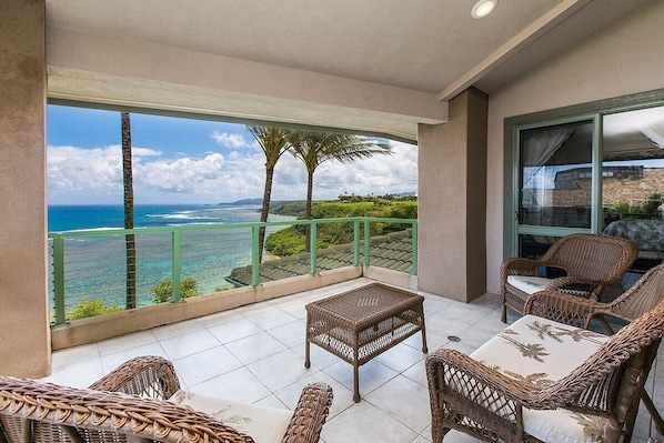 Large deck - Ocean front views straight out as well as to the left in picture