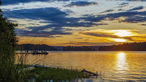 Beautiful Lake Guntersville- A short mile away!