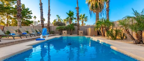 Come enjoy the large pool with waterfalls and 8 pool loungers.