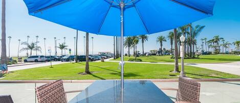 Front patio looks out onto the Balboa Pier area and beach beyond - with all of the best restaurants, shopping, and beaches right outside your door!