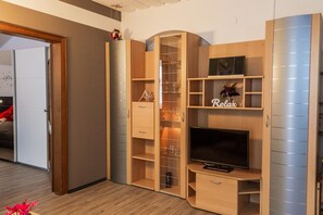 Ferienwohnung Balkonia-Balkonia TV Schrank