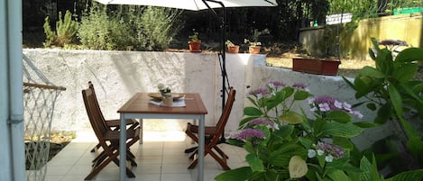 Front garden and garden table with 6 seat