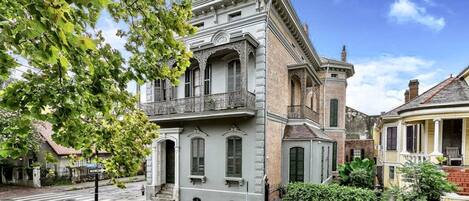 Come enjoy the comfort and privacy of the historic French Quarter Lanaux Mansion