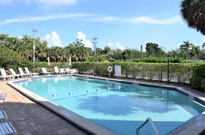 Charming Marco Condo, Directly across from Public beach access and JW Hotel!