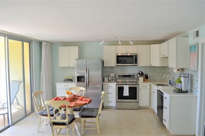 Charming Marco Condo, Directly across from Public beach access and JW Hotel!