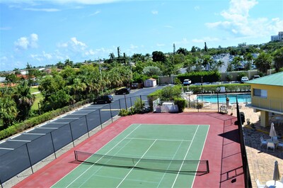 Charming Marco Condo, Directly across from Public beach access and JW Hotel!