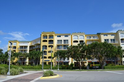 Charming Marco Condo, Directly across from Public beach access and JW Hotel!