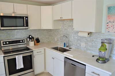 Charming Marco Condo, Directly across from Public beach access and JW Hotel!