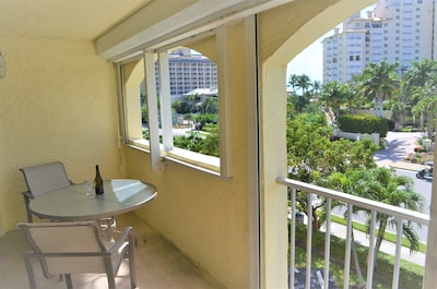 Charming Marco Condo, Directly across from Public beach access and JW Hotel!