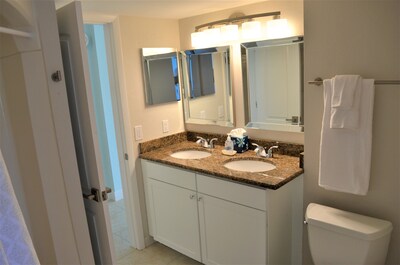 Charming Marco Condo, Directly across from Public beach access and JW Hotel!