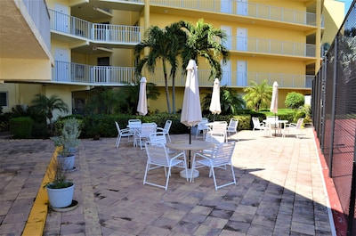 Charming Marco Condo, Directly across from Public beach access and JW Hotel!