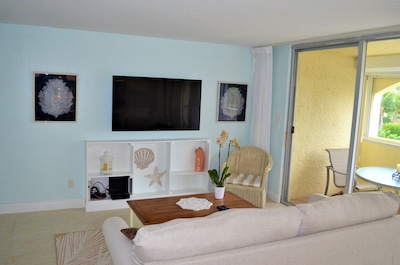 Charming Marco Condo, Directly across from Public beach access and JW Hotel!