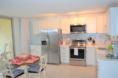 Charming Marco Condo, Directly across from Public beach access and JW Hotel!