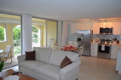 Charming Marco Condo, Directly across from Public beach access and JW Hotel!