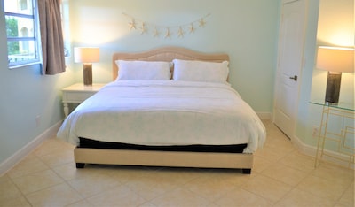 Charming Marco Condo, Directly across from Public beach access and JW Hotel!